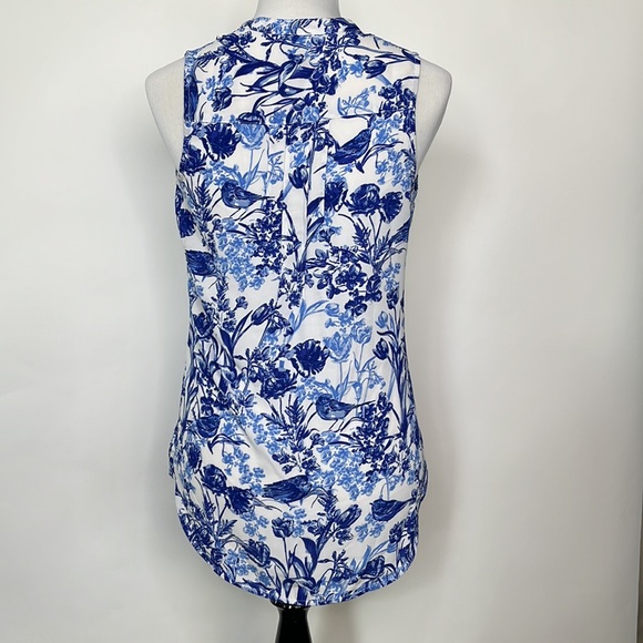 DYNAMITE FLORAL SLEEVELESS BLOUSE - Picture 3 of 6
